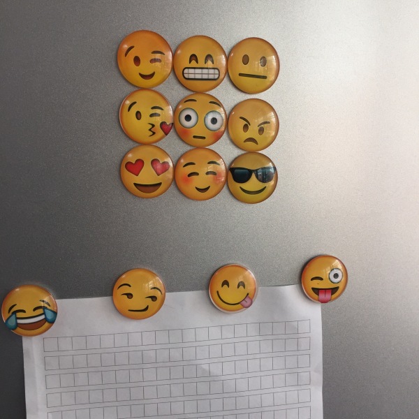 Emoji-magneetti (3 cm, satunnainen), 10 kpl 3D-lasihymyilevä jääkaappimagneetti