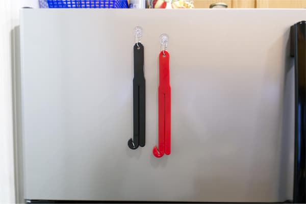 Matposekutteråpner med rustfritt stålblad og klemmer (1 svart - 1 rød (2pk))