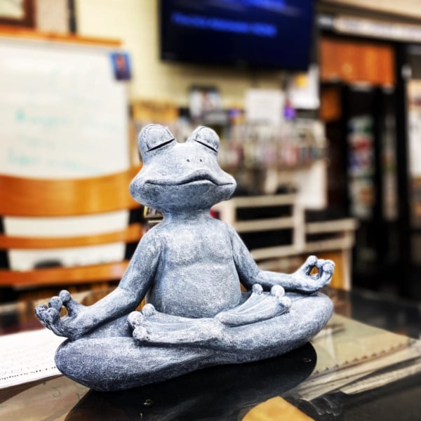 Den ursprungliga meditations-zen-yoga-grodfiguren - trädgårdsstaty