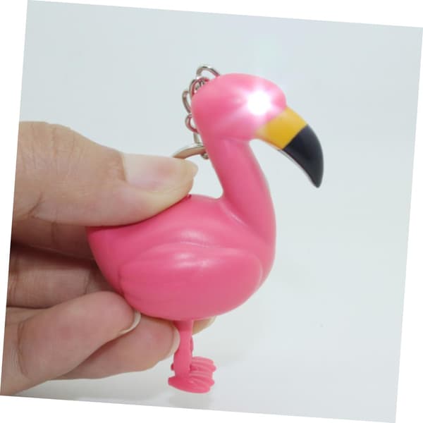 2 LED-upplysta nyckelringar med tecknade flamingos