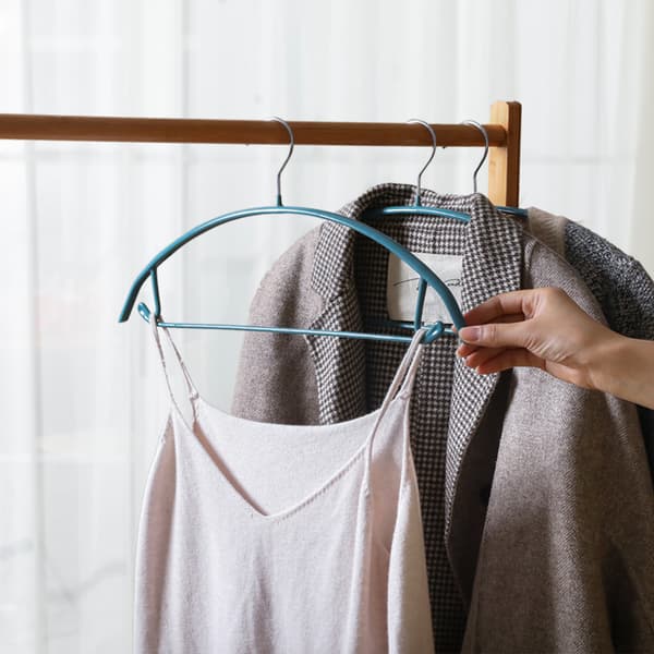 Beige 10-pack omärkt hårdplast byxhängare