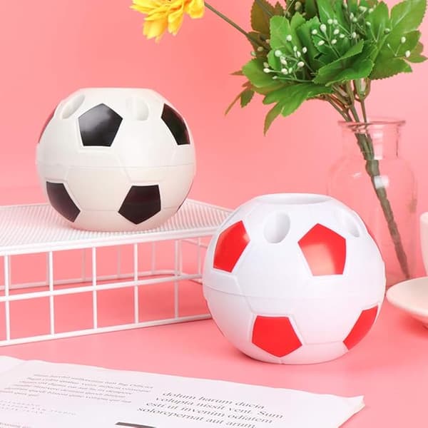 Röd och vit fotbollformad pennlåda, diameter 10,5 cm