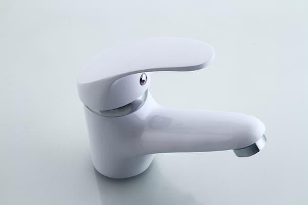 Vaskemixer med enkeltgreb og afløb, ideel til små vaske