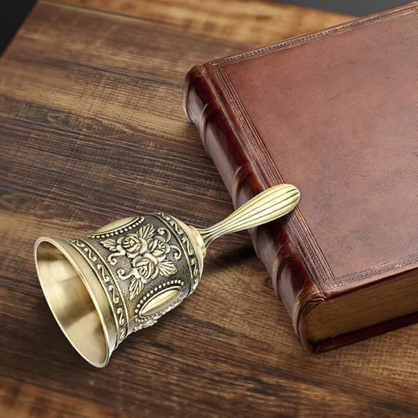 Klassisk Hög Ljudklocka i Zinklegering Traditionell Handklocka