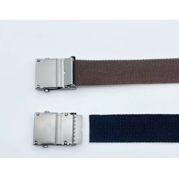 Et 110 cm sort canvas bælte til mænd og kvinder med 3,8 cm webbing