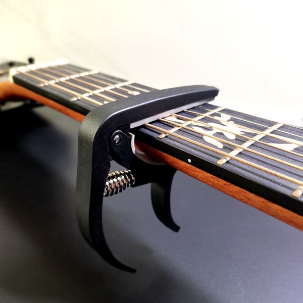 Set med 2 svarta Capos för akustisk och elektrisk gitarr Snabb