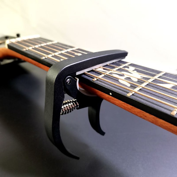 Sett med 2 svarte kapoer for akustisk og elektrisk gitar, raskt