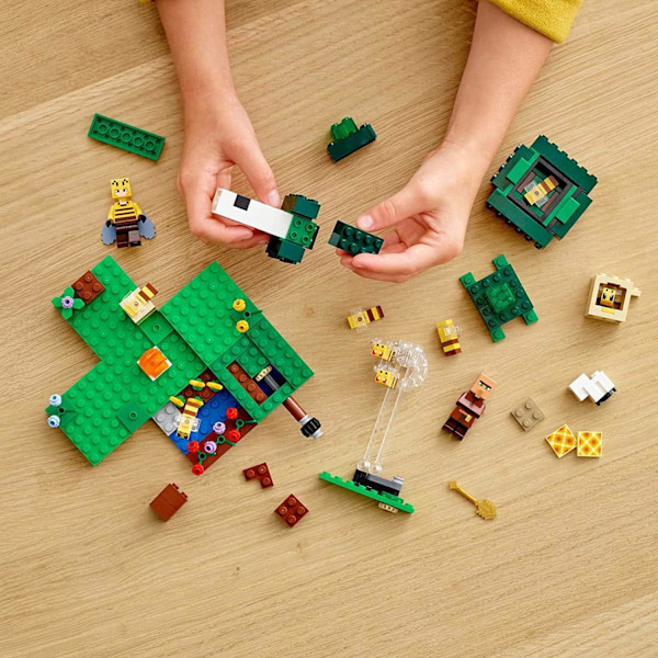Minecraft Bi-Farmen 21165 Minecraft Bygge- og Actionlegetøj med en Biavlere, Plus Seje Bi- og Fårefigurer, Ny 2