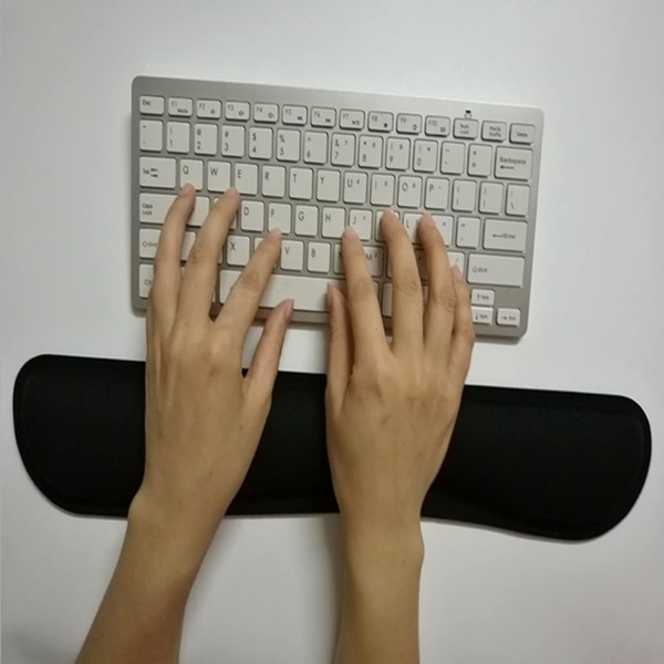 Ett tangentbords handledsstöd, ergonomiskt utformat minnesskum, enkelt