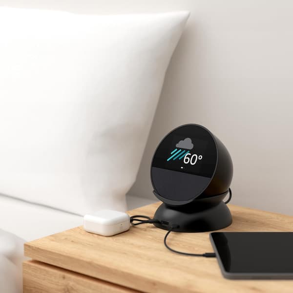 Helt ny, kompatibel stativ for Amazon Echo Spot (2024-utgave) med USB-C og USB-A ladeplasser
