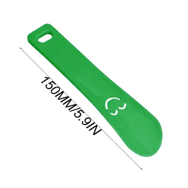 1 vihreä muovinen kengänvetolaite