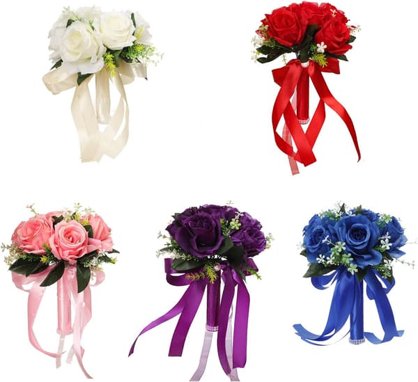 1 brudepigebuket til bruden/bryllup, bruden holder blomster,