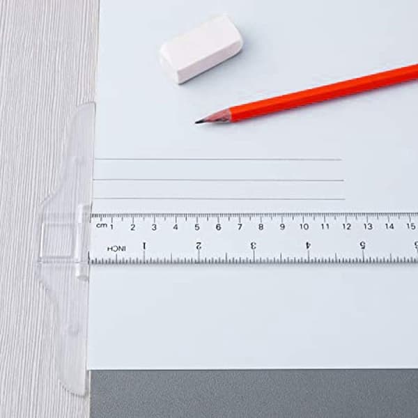 Två transparenta T-formade plastlinjaler med centimeter/tum