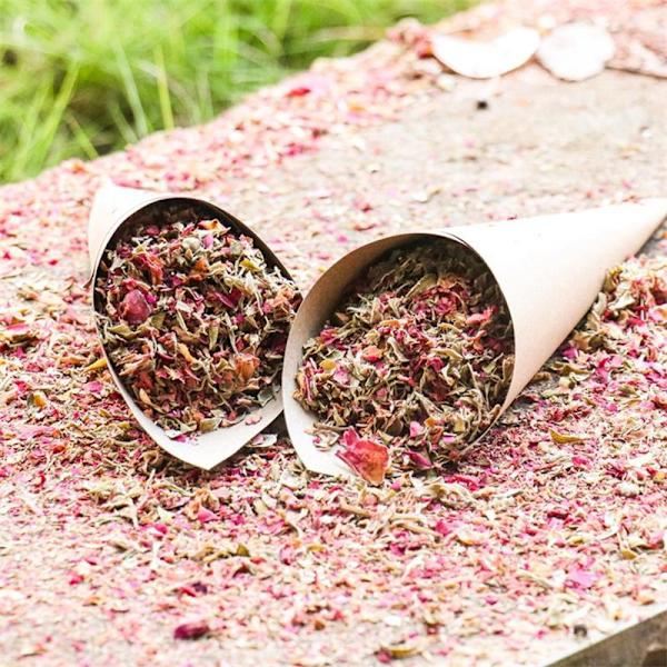 30 ark med kraftpapir + 50g blomsterfragmenter bryllup