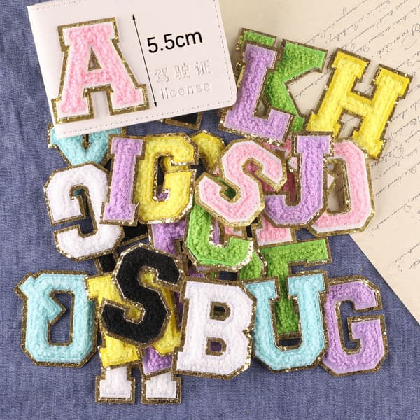 5,5 cm håndkle med brodert gullkant, 26 engelske bokstaver Chenille