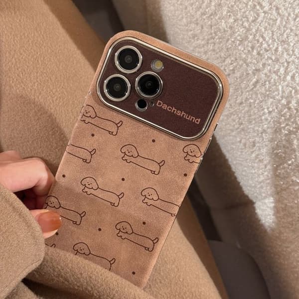 IPhone 17 Pro Max -kotelo koiramallilla, jossa on pörröinen helmikaapeli