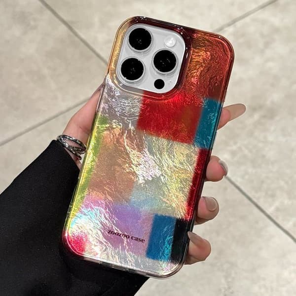 Et telefoncover til iPhone 15 Pro Max med et smukt og elegant ternet mønster.