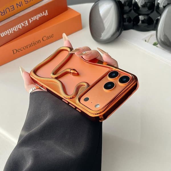 Slangeformet telefoncover til iPhone 17 Pro Max, 3D udskåret slange mønster - orange