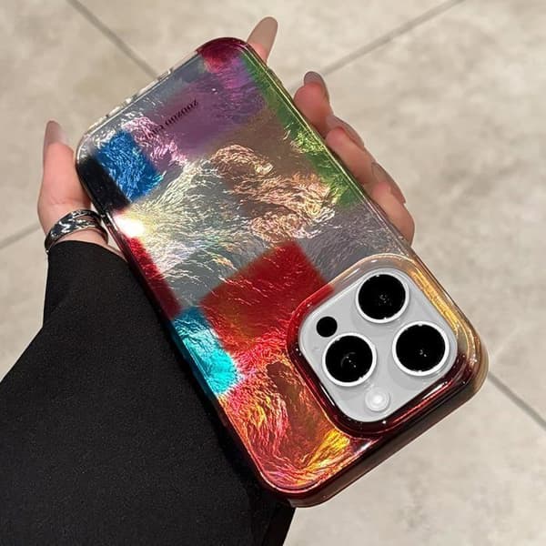 Et telefoncover til iPhone 15 Pro Max med et smukt og elegant ternet mønster.