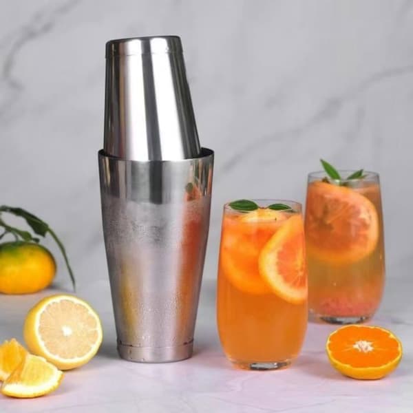 Boston shaker sæt, inklusive vægtede rustfrit stål kopper på 28 oz og 20 oz.