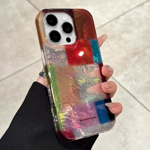 Et telefoncover til iPhone 15 Pro Max med et smukt og elegant ternet mønster.