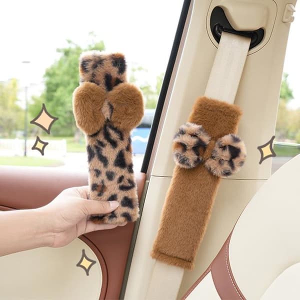 Set med 2 bälteskydd – Snygg knutdesign med leopardtryck; i mjukt och fluffigt material.