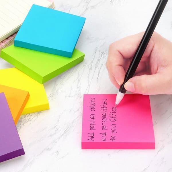 Genanvendelige notesblokke med automatisk distribution (format 3 x 3 tommer), fås i 6 livlige farver.