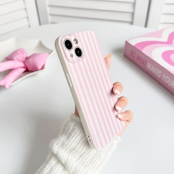 Cover til iPhone 13, smukt mønster med farverige striber - rosa og hvid