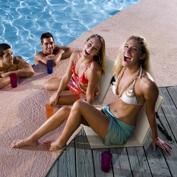 Sæt med 2 sammenklappelige stole til poolkant – Bærbar strandstol med ryg og opbevaringspose (lysebrun)