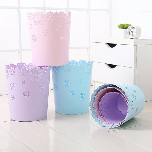 Liten blå papperskorg — Papperskorg för rum, plastkorg med utskuret blommönster (blå, medelstor)