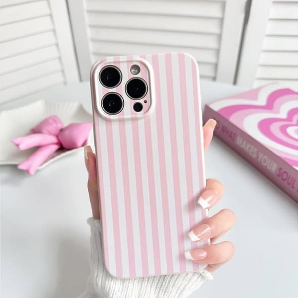 iPhone 15 Pro Max -kuori, kaunis värillinen raidallinen kuvio - vaaleanpunainen ja valkoinen.