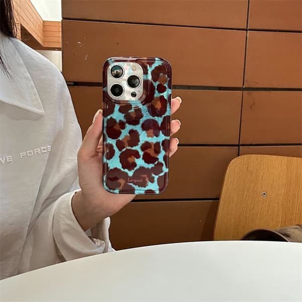 Dette cover til iPhone 15 Pro Max har et yndigt leopardmønster og er lavet af blød og tynd TPU.