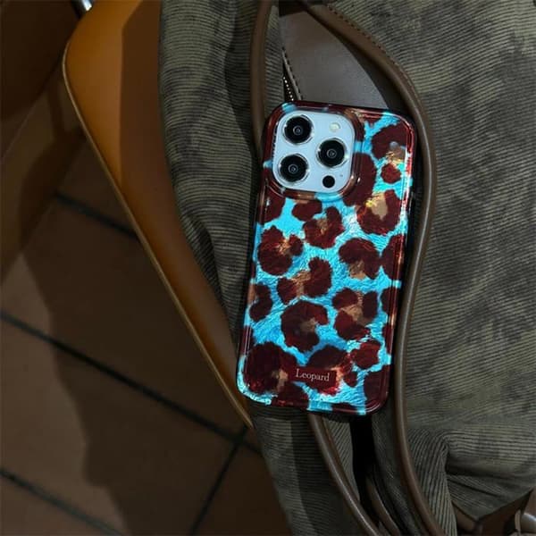 Dette cover til iPhone 15 Pro Max har et yndigt leopardmønster og er lavet af blød og tynd TPU.