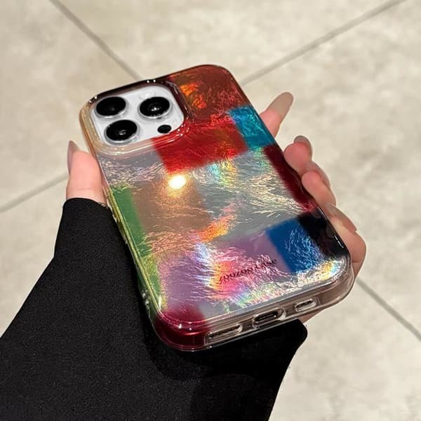 Et telefoncover til iPhone 15 Pro Max med et smukt og elegant ternet mønster.
