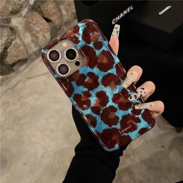 Dette cover til iPhone 15 Pro Max har et yndigt leopardmønster og er lavet af blød og tynd TPU.