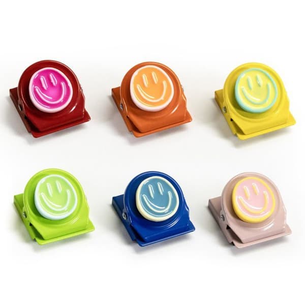 Sæt med 6 magnetiske clips / Magneter til køleskabet — Farverige smiley-formede magneter, ideelle til at vise kunstværker.