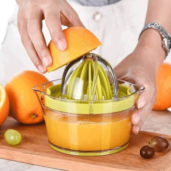 Manuell citruspress (citron/apelsin) med mätglas och integrerad rivjärn, grön
