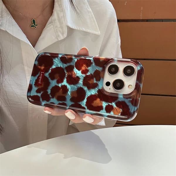 Dette cover til iPhone 15 Pro Max har et yndigt leopardmønster og er lavet af blød og tynd TPU.