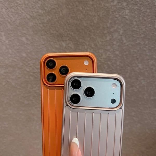 Sähkökromattu raidallinen puhelimen kuori, oranssi, iPhone 17:lle.