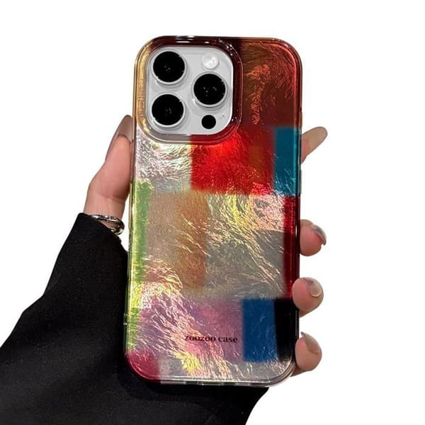 Et telefoncover til iPhone 15 Pro Max med et smukt og elegant ternet mønster.