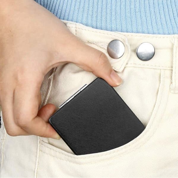 Kompakt spejl til lommen, velegnet til lommer, håndtasker eller punge; foldbart design med forstørrelse x1/x2.