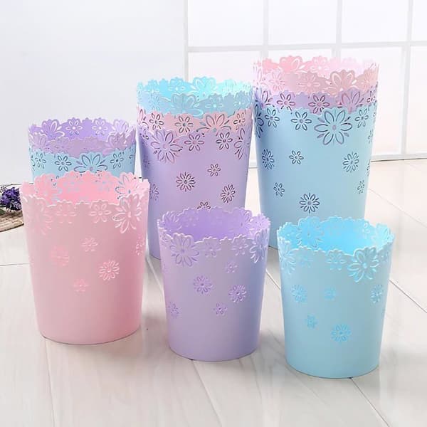 Liten rosa soptunna (1,8 gallon) — Korg för rum, plastpapperskorg med utskuret blommönster (Rosa/Mellan)