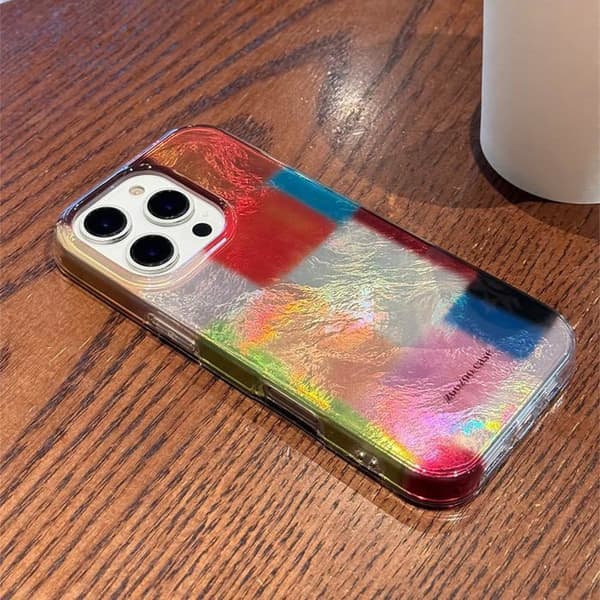Et telefoncover til iPhone 15 Pro Max med et smukt og elegant ternet mønster.
