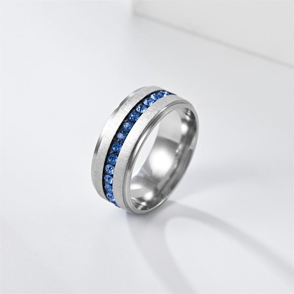 Blå diamantcirkelsteg horisontell herrring med full diamantaccen 8mm blå diamant nr 10