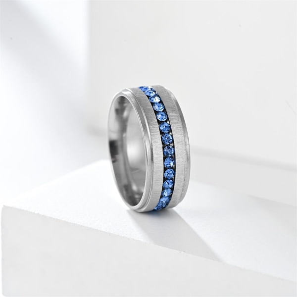 Blå diamantcirkelsteg horisontell herrring med full diamantaccen 8mm blå diamant nr 10