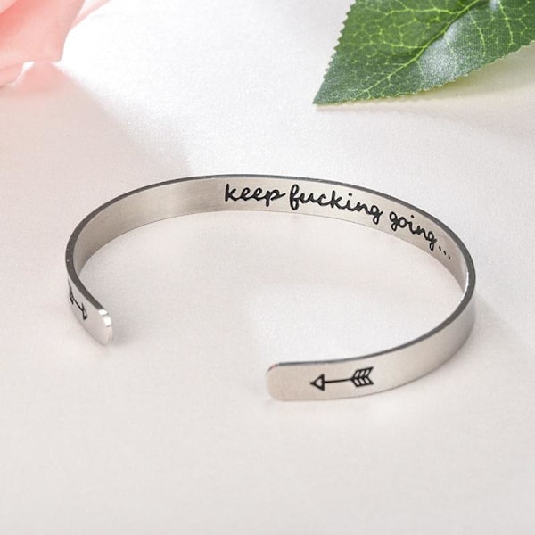 Titanstål C-formet Inspirerende Armbånd - Fortsett å skyve fremover omvendt gravert stålfarge