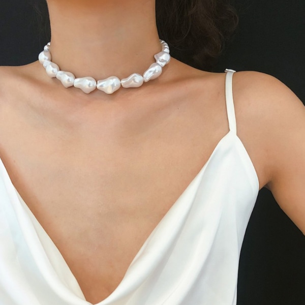 Uregelmessig formet Faux Pearl Halskjede Enkelt Søtt Justerbart Barokk Anheng Choker Halskjede Hvit