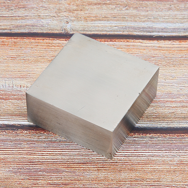 6,3 x 6,3 x 2,8 cm:n korutyöpöydän lohko, korujen valmistuksen työkalu, lisävaruste
