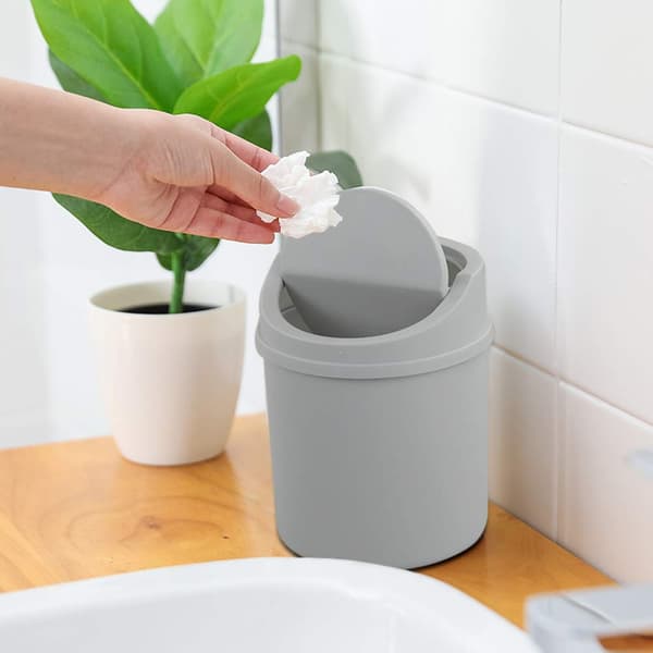 Skrivebords Mini Søppelbøtte i Plast med Svinglokk Grå