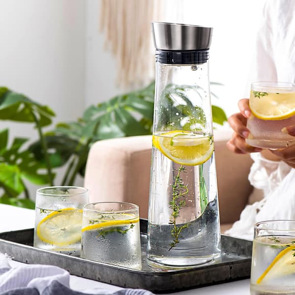 Glaskaraffel 1 liter pletafvisende glaskaraffel med flip-top låg i rustfrit stål